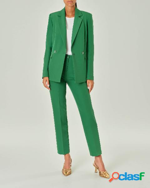 Tailleur verde in tessuto stretch con giacca doppiopetto e
