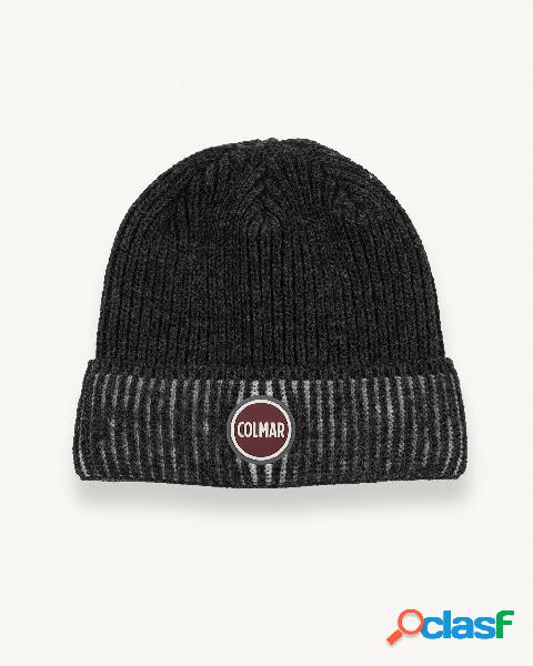 Berretto grigio antracite con risvolto vanisè e logo bollo