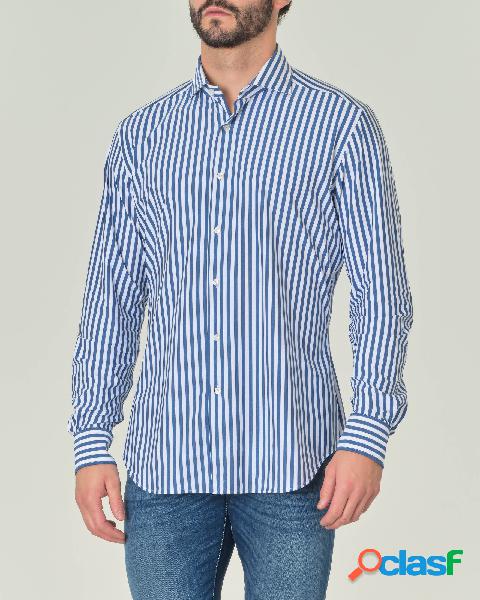 Camicia a righe bianche e blu in tessuto tecnico active