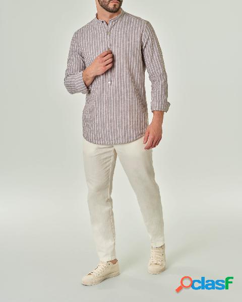 Camicia serafino beige a righe bianche in misto lino e