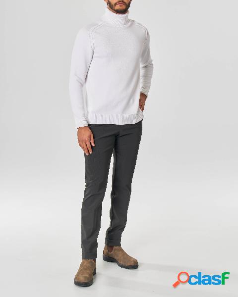 Dolcevita bianco in maglia rasata di cotone stretch
