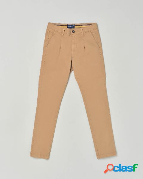 Pantalone chino color cammello con pinces 10-16 anni