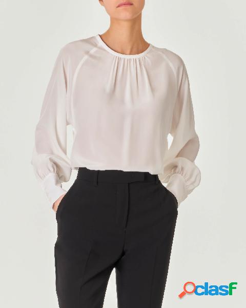 Blusa bianca in seta con maniche corte e polsini a camicia