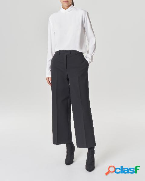 Blusa bianca morbida in crêpe de Chine a collo alto con