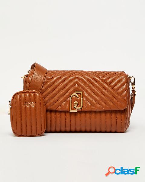 Borsa a tracolla color cuoio in similpelle matellassé con
