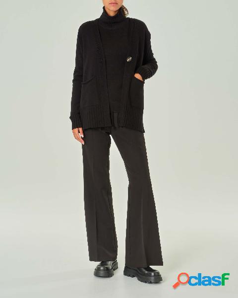 Cardigan ampio nero in misto viscosa con tasche applicate e