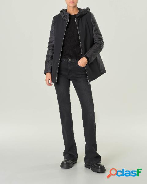 Giubbino nero in nylon con parte frontale in shell dal