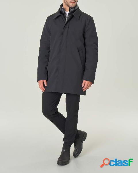 Impermeabile nero in tessuto tecnico stretch con davantino