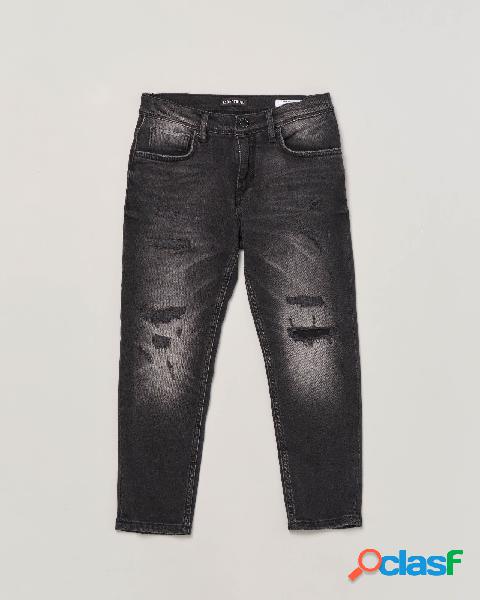 Jeans nero carrot-fit con lavaggio stone washed e rotture
