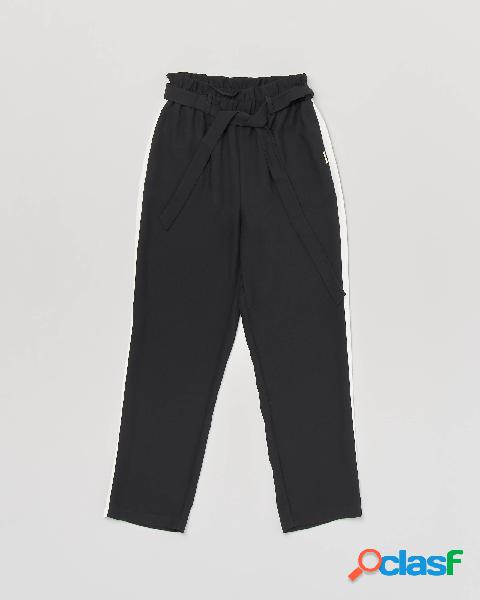Joggins nero con bande bianche e cintura tono su tono 10-16