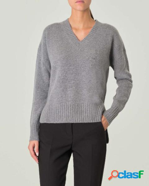 Maglia grigia in lana e cashmere con scollo a V e fondo