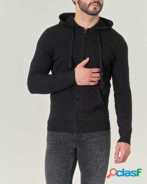 Maglia nera in misto lana con cappuccio e chiusura zip