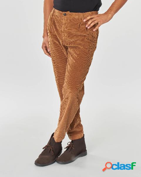 Pantalone chino color caramello in velluto costa roccia di