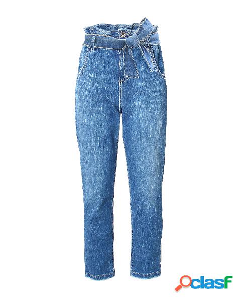 Pantalone in denim elasticizzato a vita alta con fiocco in