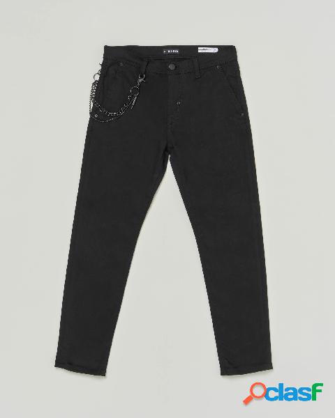 Pantalone nero cinque tasche in cotone stretch con catena
