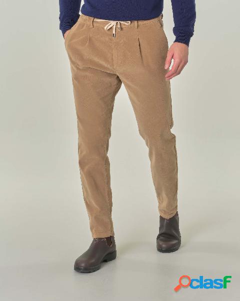 Pantaloni chino color cammello in velluto di cotone mille