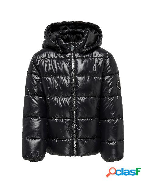 Piumino in nylon nero lucido a collo alto con cappuccio