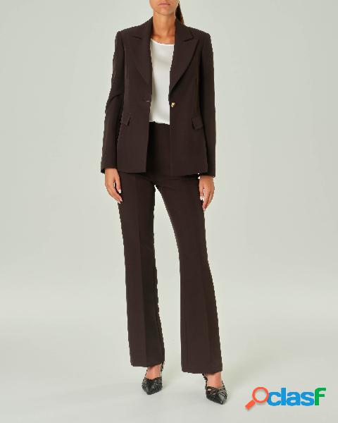 Blazer nero in tessuto stretch con rever a lancia e chiusura