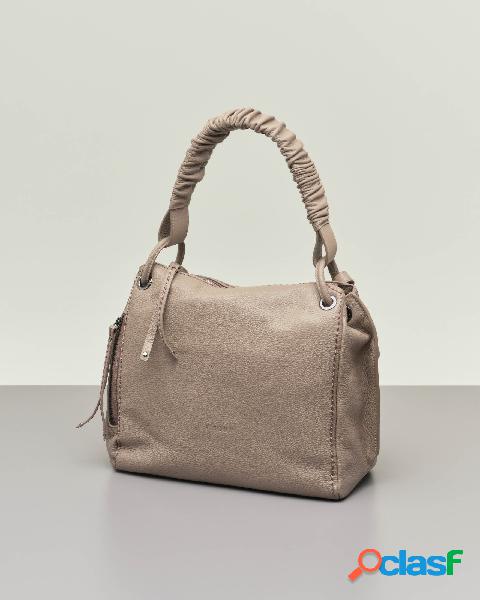 Borsa a spalla color taupe in pelle martellata con manico