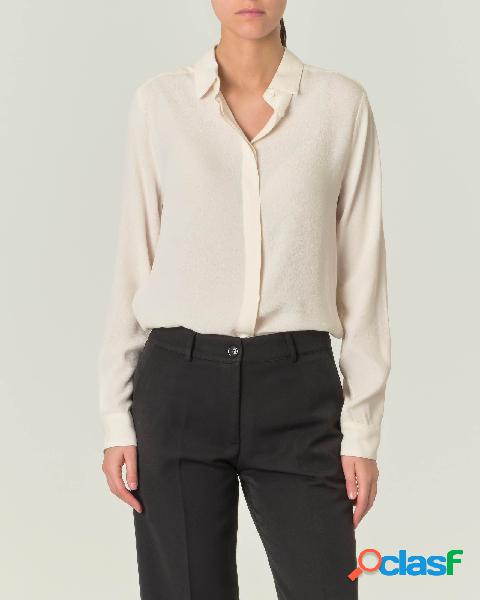 Camicia avorio in crêpe di viscosa con colletto classico e