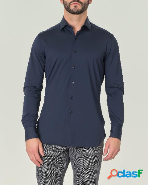 Camicia blu tinta unita in tessuto tecnico active