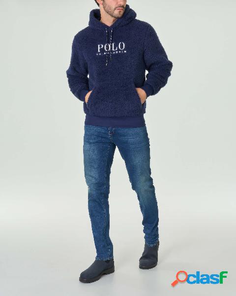 Felpa in eco orsetto blu con cappuccio e logo bianco