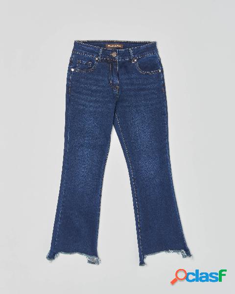 Jeans blu scuro stone washed con taglio a vivo sfrangiato