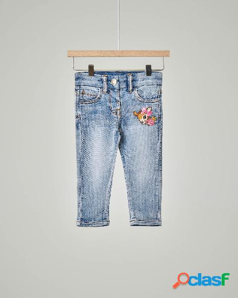 Jeans in cotone elasticizzato con ricamo cerbiatto sul
