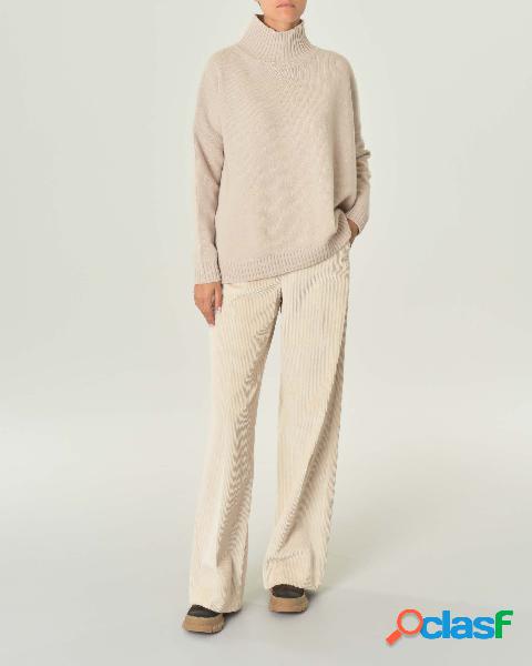 Maglia color cammello con collo alto dalla linea dritta in