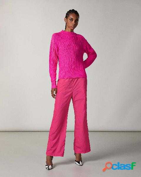 Maglia fucsia in misto lana lavorata a trecce con collo a