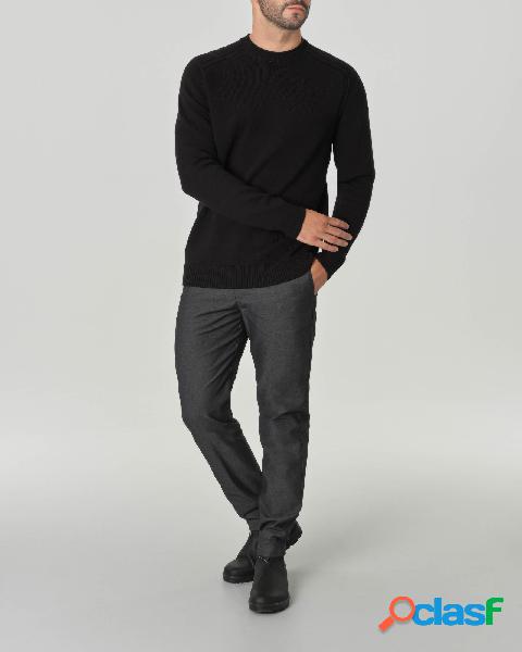 Maglia girocollo nera in cotone stretch con maniche raglan