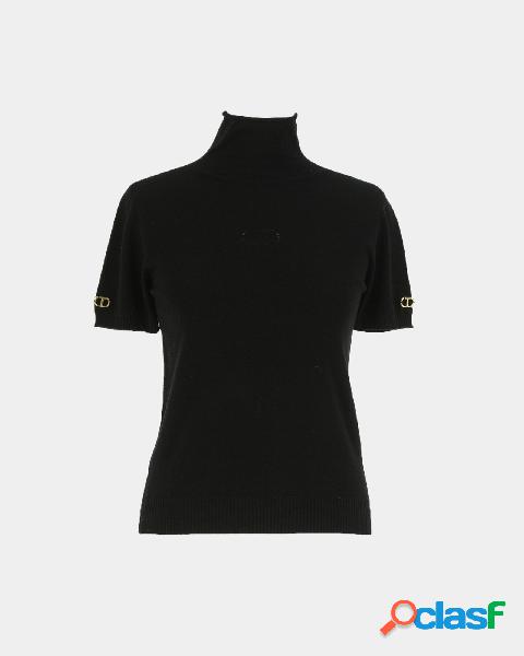 Maglia nera in misto viscosa con collo alto e scritta logo