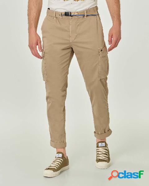 Pantalone cargo beige in gabardina di cotone stretch con