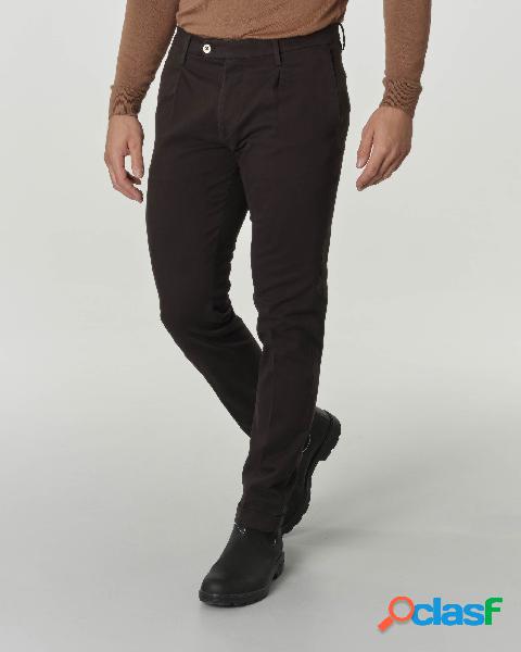 Pantalone chino nero in gabardina di cotone stretch con una
