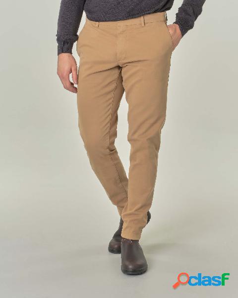 Pantaloni chino carrot fit color cammello in gabardina di