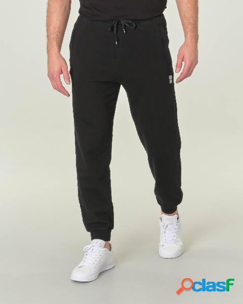 Pantaloni neri in felpa di cotone con logo in contrasto