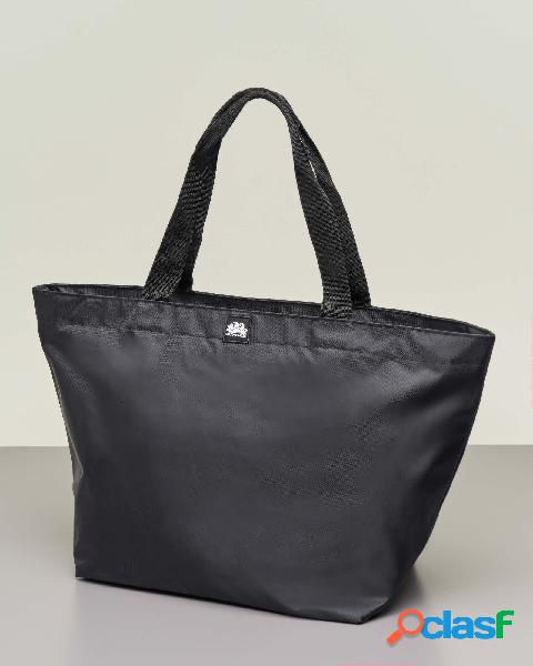 Shopping bag nera in nylon con patch logo cucito sul davanti