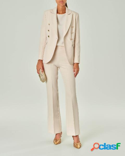 Tailleur color burro in tessuto stretch con giacca