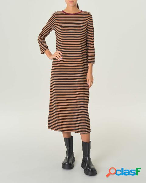 Abito lungo a righe nere e cammello in jersey con scollo