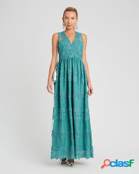 Abito lungo turchese senza maniche e con scollo a V in tulle