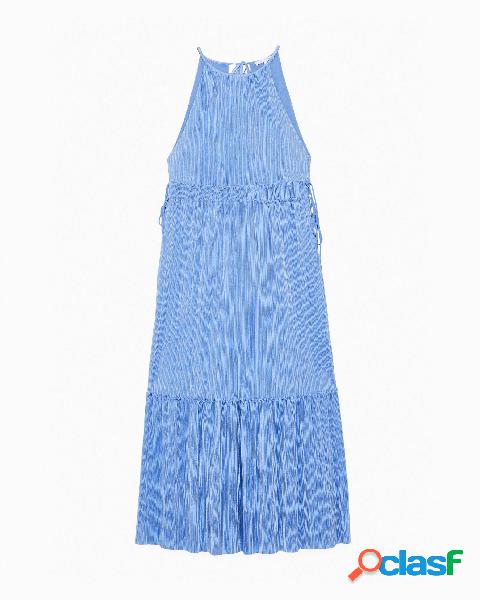 Abito midi azzurro in tessuto plisseè con scollo