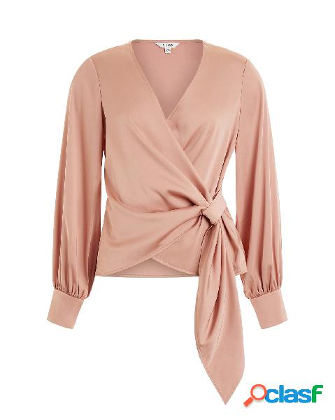 Blusa color cipria in satin scollata a V con chiusura a