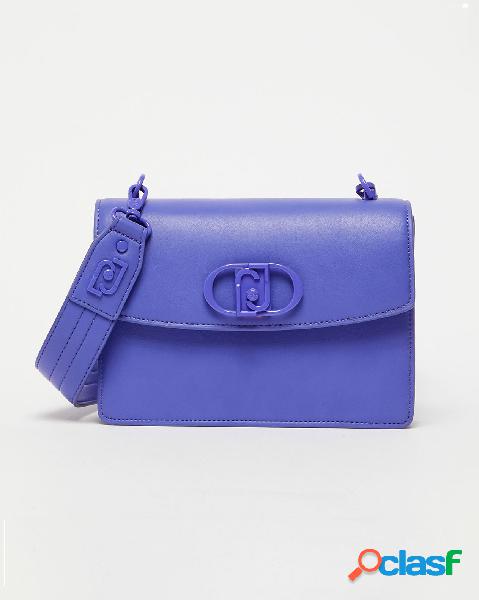 Borsa viola a tracolla in similpelle liscia con patta logata