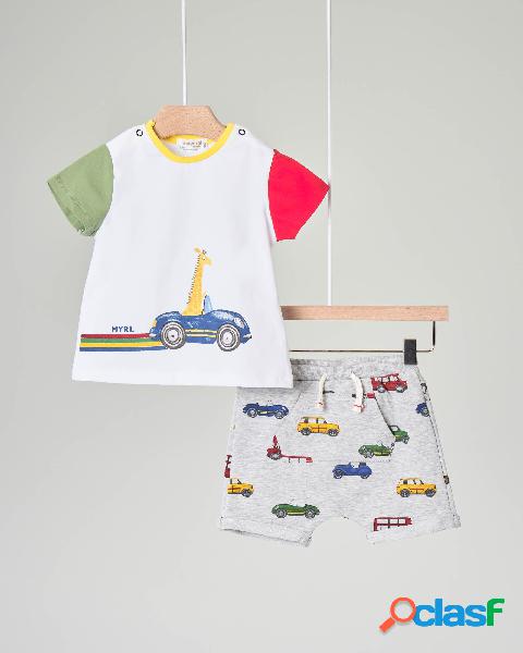 Completo t-shirt bianca e bermuda grigio con stampa