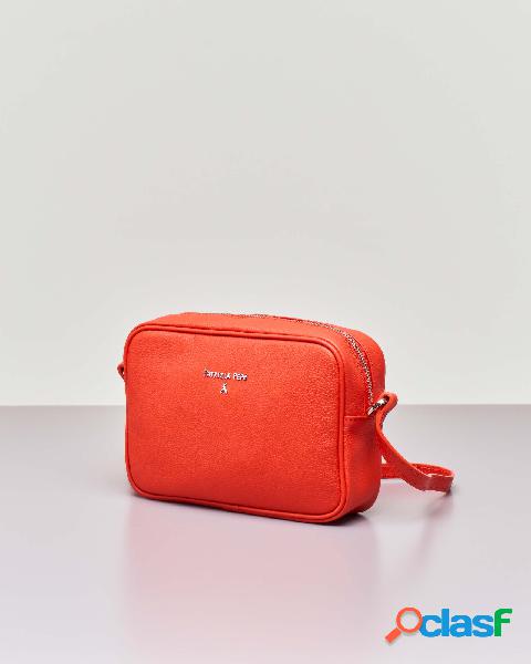 Cross bag rossa in pelle effetto martellato con scritta logo