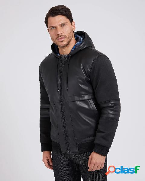 Giacca bomber con cappuccio nera in similpelle con inserti