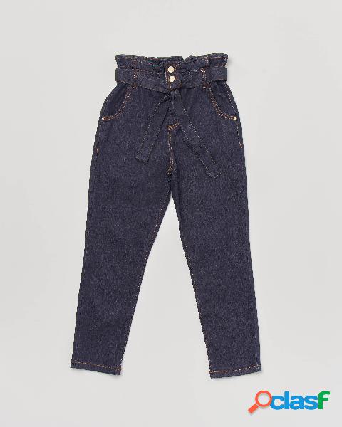 Jeans a vita alta con bottoni e cinturino lavaggio scuro