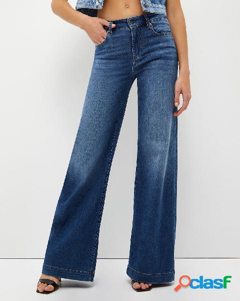 Jeans palazzo in cotone stretch blu stone washed con orlo al
