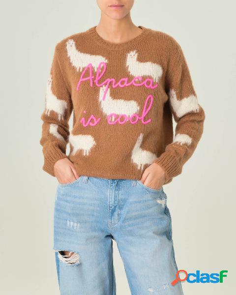 Maglia color cammello a motivo alpaca bianchi e scritta a