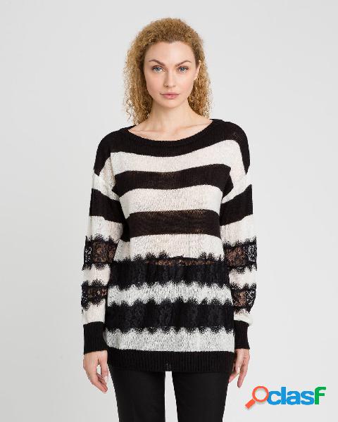Maglia lunga a righe bianche e nere in misto mohair con